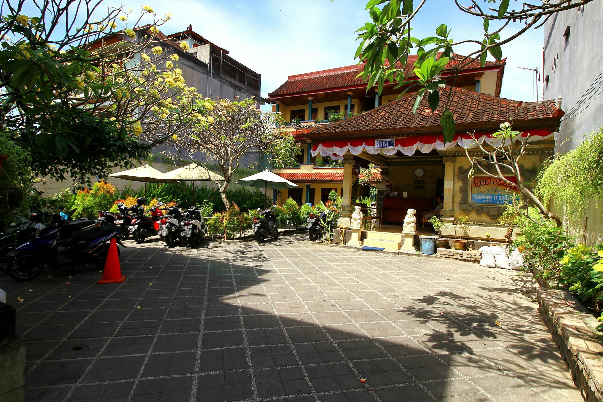 Dua Dara Inn Kuta Legian Exterior foto