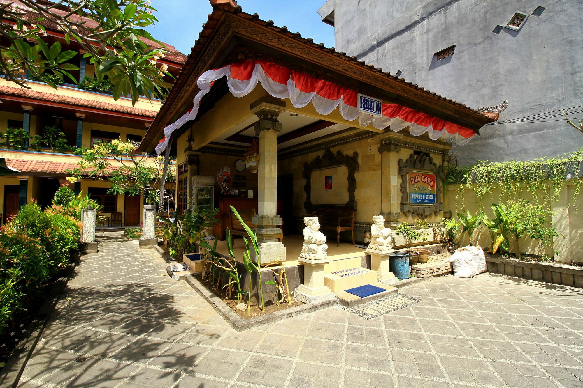 Dua Dara Inn Kuta Legian Exterior foto